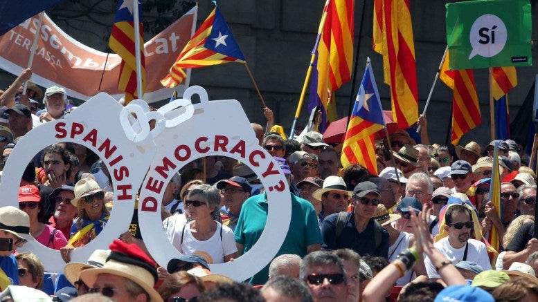 Σε φάση εμφυλίου η Ισπανία: Πάνοπλοι εθνοφύλακες εισέβαλαν στην έδρα του τοπικού συμβουλίου της Καταλονίας για να αποτρέψουν το δημοψήφισμα της ανεξαρτητοποίησης